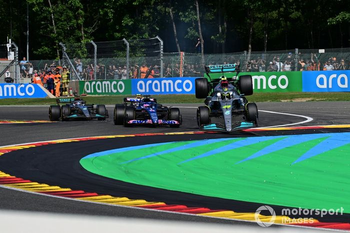 Fernando Alonso, Alpine A522, Lewis Hamilton, Mercedes W13, hacen contacto en la primera vuelta