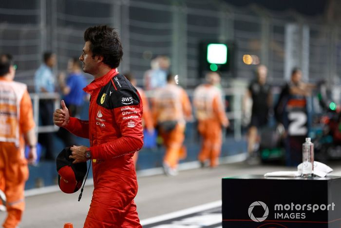El hombre de la pole Carlos Sainz, Scuderia Ferrari, en Parc Ferme tras la clasificación
