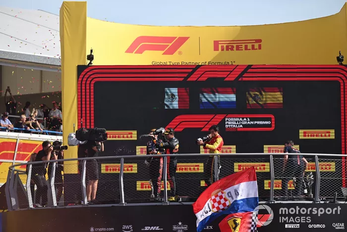 Max Verstappen, Red Bull Racing, 1ª posición, Sergio Pérez, Red Bull Racing, 2ª posición, Carlos Sainz, Scuderia Ferrari, 3ª posición, celebran en el podio con Champán.