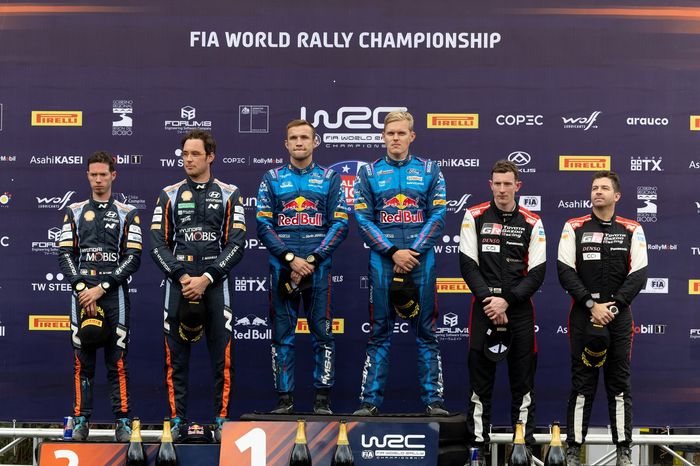 Podio: Ganadores Ott Tänak, Martin Järveoja, M-Sport Ford World Rally Team Ford Puma Rally1, segundo lugar Thierry Neuville, Martijn Wydaeghe, Hyundai World Rally Team Hyundai i20 N Rally1, tercer lugar Elfyn Evans, Scott Martin, Toyota Gazoo Racing WRT T