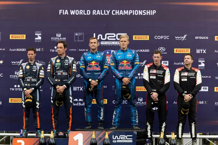 Podio: Ganadores Ott Tänak, Martin Järveoja, M-Sport Ford World Rally Team Ford Puma Rally1, segundo lugar Thierry Neuville, Martijn Wydaeghe, Hyundai World Rally Team Hyundai i20 N Rally1, tercer lugar Elfyn Evans, Scott Martin, Toyota Gazoo Racing WRT T