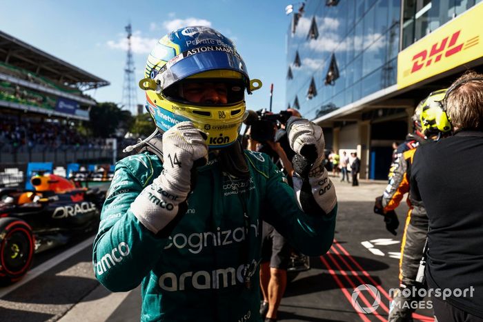 Fernando Alonso, Aston Martin F1 Team, 3ª posición, celebra su llegada al Parc Ferme