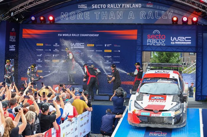 Podio: Ganadores Elfyn Evans, Scott Martin, Toyota Gazoo Racing WRT Toyota GR Yaris Rally1, segundo lugar Thierry Neuville, Martijn Wydaeghe, Hyundai World Rally Team Hyundai i20 N Rally1, tercer lugar Takamoto Katsuta, Aaron Johnston, Toyota Gazoo Racing