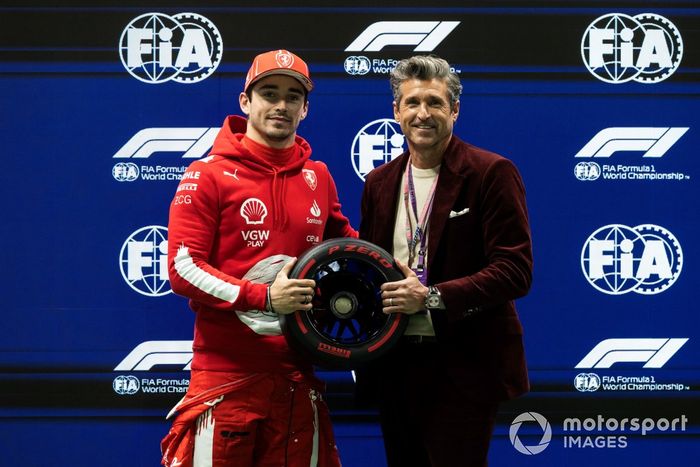 Charles Leclerc, Scuderia Ferrari, recibe el premio Pirelli Pole de manos de Patrick Dempsey, actor y piloto de carreras estadounidense.