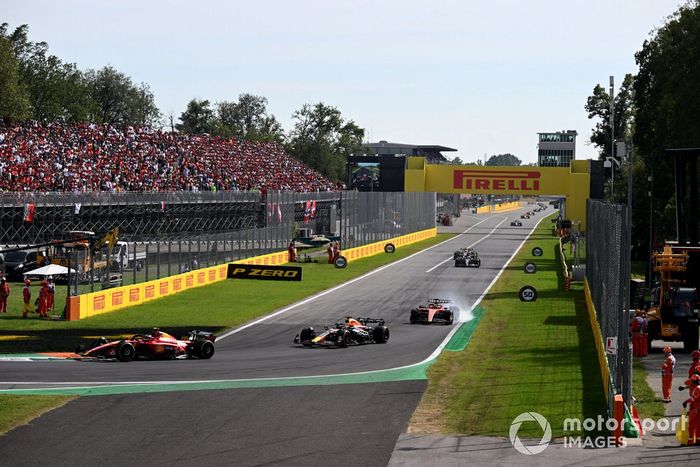 Carlos Sainz, Ferrari SF-23, Max Verstappen, Red Bull Racing RB19, Charles Leclerc, Ferrari SF-23