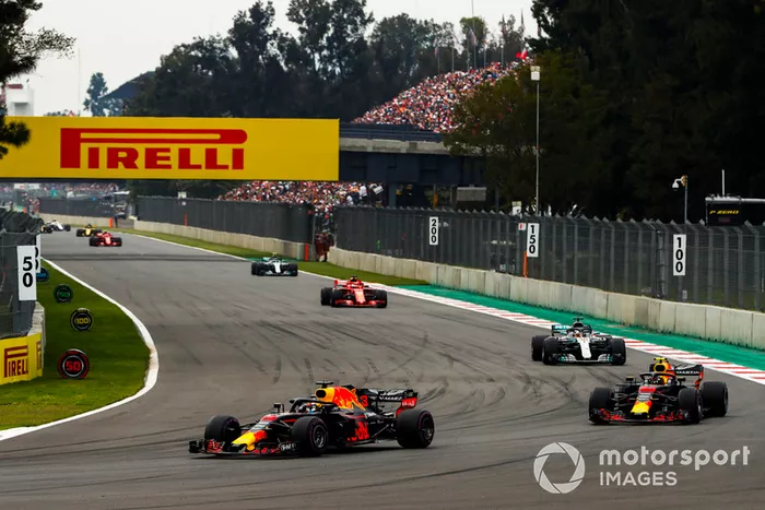 Daniel Ricciardo, Red Bull Racing RB14, Max Verstappen, Red Bull Racing RB14, Lewis Hamilton, Mercedes AMG F1 W09 EQ Power+, Sebastian Vettel, Ferrari SF71H, en la vuelta de formación