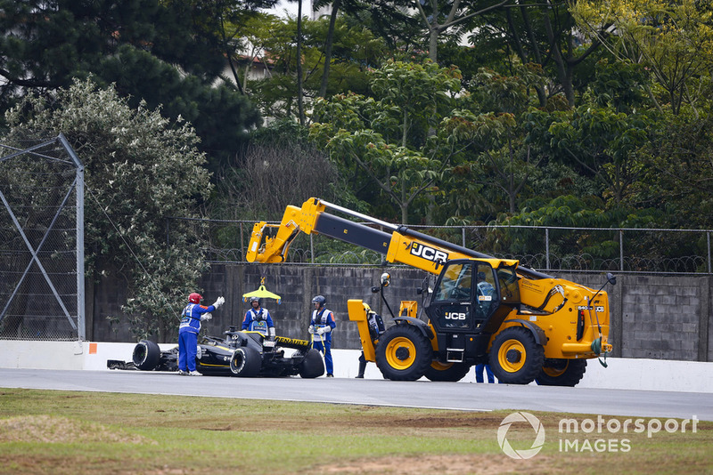 Marshals remove the wrecked Nico Hulkenberg Renault Sport F1 Team R.S. 18. in FP2.
