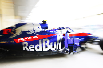 Pierre Gasly, Scuderia Toro Rosso STR13, lascia il garage