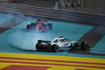 Lewis Hamilton, Mercedes-AMG F1 W09 y Sebastian Vettel, Ferrari SF71H hace donas al final de la carrera