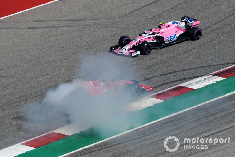 Sebastian Vettel, Ferrari SF71H hace un trompo después del contacto con Daniel Ricciardo, Red Bull Racing RB14