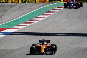 Stoffel Vandoorne, McLaren MCL33, leads Pierre Gasly, Scuderia Toro Rosso STR13