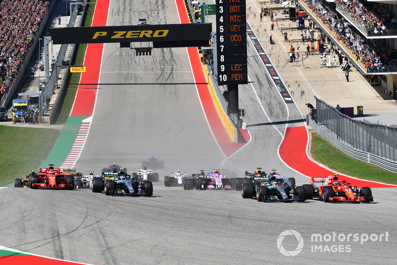 Kimi Raikkonen, Ferrari SF71H and Lewis Hamilton, Mercedes-AMG F1 W09 EQ Power+ battle at the start of the race