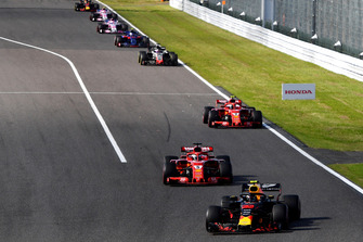 Max Verstappen, Red Bull Racing RB14 devant Sebastian Vettel, Ferrari SF71H