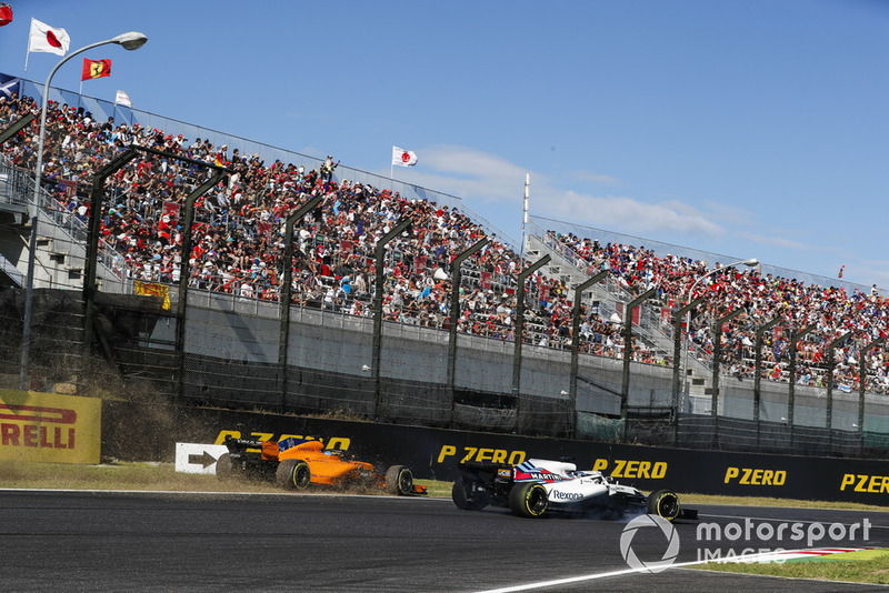 Fernando Alonso, McLaren MCL33, sale de la pista detrás Lance Stroll, Williams FW41