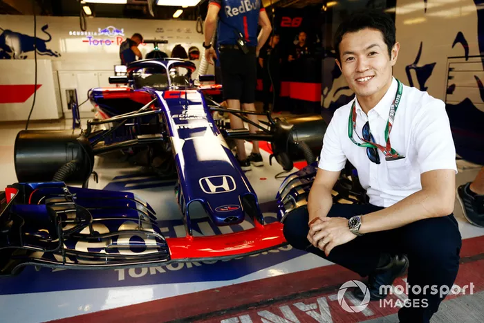 Il pilota Honda Naoki Yamamoto posa con la Toro Rosso STR13