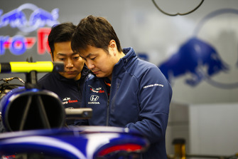 Membri del team Toro Rosso Honda al lavoro