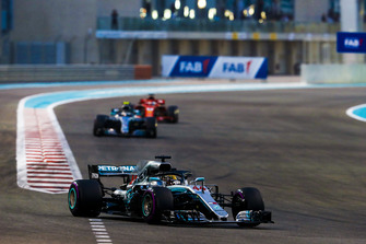 Lewis Hamilton, Mercedes AMG F1 W09 EQ Power+, devant Valtteri Bottas, Mercedes AMG F1 W09 EQ Power+, et Sebastian Vettel, Ferrari SF71H