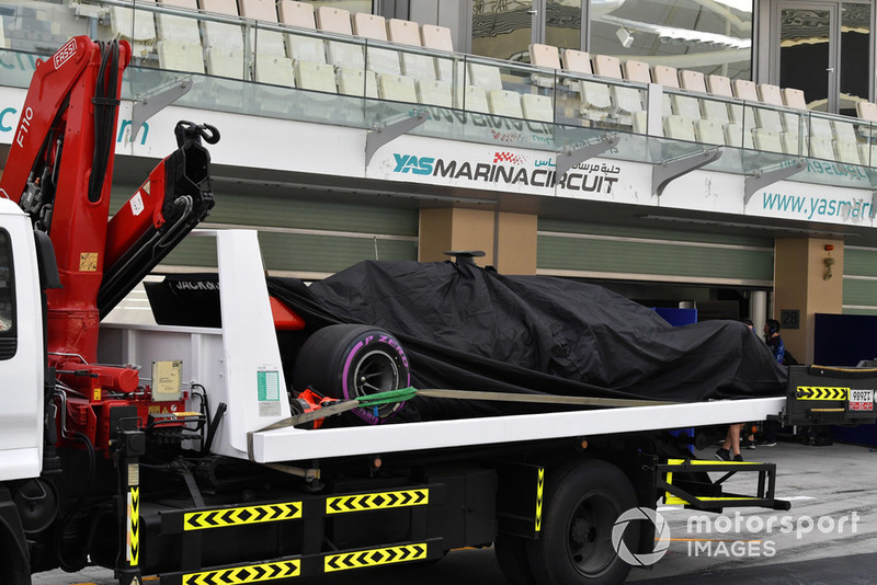 La voiture de Pietro Fittipaldi, Haas F1 Team VF-18 est ramenée au stand