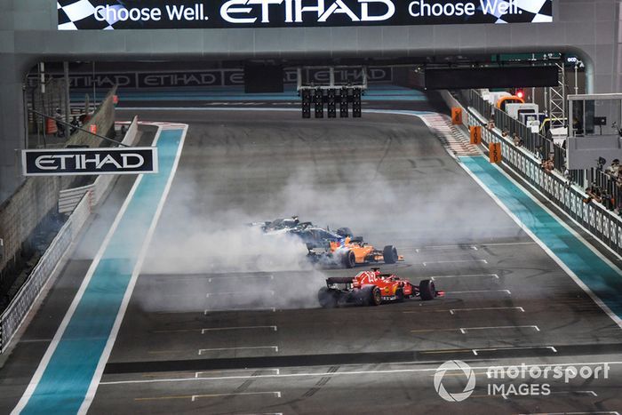 Lewis Hamilton, Mercedes-AMG F1 W09, Sebastian Vettel, Ferrari SF71H y Fernando Alonso, McLaren MCL33 haciendo donas al final de la carrera.
