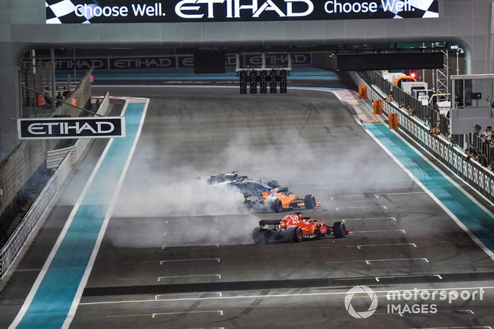 Lewis Hamilton, Mercedes-AMG F1 W09, Sebastian Vettel, Ferrari SF71H y Fernando Alonso, McLaren MCL33 haciendo donuts al final de la carrera.