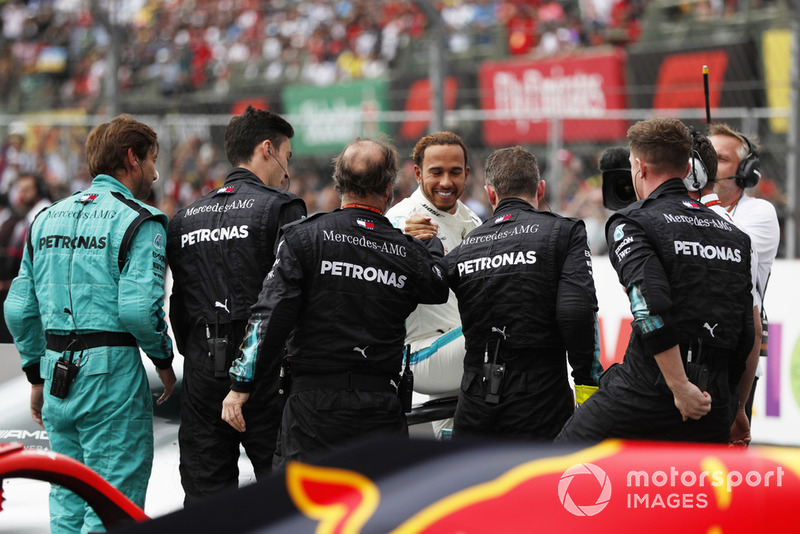 Lewis Hamilton, Mercedes AMG F1, celebra con su equipo luego de ganar su quinto Campeonato Mundial