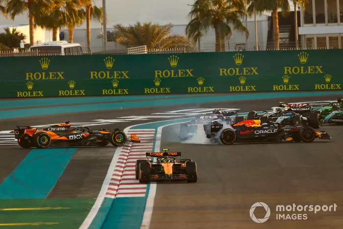 Oscar Piastri, McLaren MCL38 y Max Verstappen, Red Bull Racing RB20 chocan en la curva provocando el trompo del otro