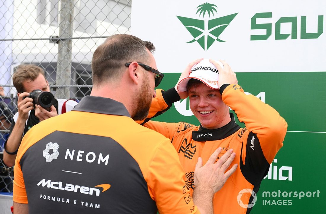 El tercer clasificado Taylor Barnard , NEOM McLaren Formula E Team escucha a un compañero de equipo antes de la ceremonia del podio.