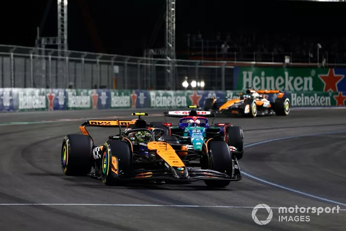 Lando Norris, McLaren MCL38, Yuki Tsunoda, RB F1 Team VCARB 01, Oscar Piastri, McLaren MCL38
