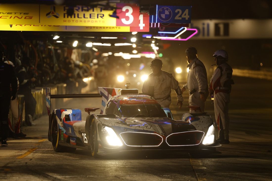 #25 BMW M Team RLL BMW M Hybrid V8: Marco Wittmann, Sheldon Van Der Linde, Robin Frijns
