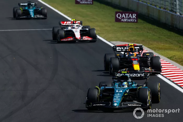 Fernando Alonso, Aston Martin AMR23, Sergio Pérez, Red Bull Racing RB19, Nico Hulkenberg, Haas VF-23