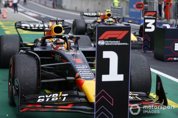 Max Verstappen, Red Bull Racing RB19, 1ª posición, llega a Parc Ferme