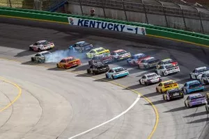 Cole Custer, Stewart-Haas Racing, Ford Mustang líder en la última vuelta