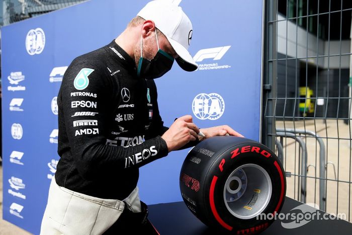 Ganador de la pole Valtteri Bottas, Mercedes AMG F1 celebra en Parc Ferme