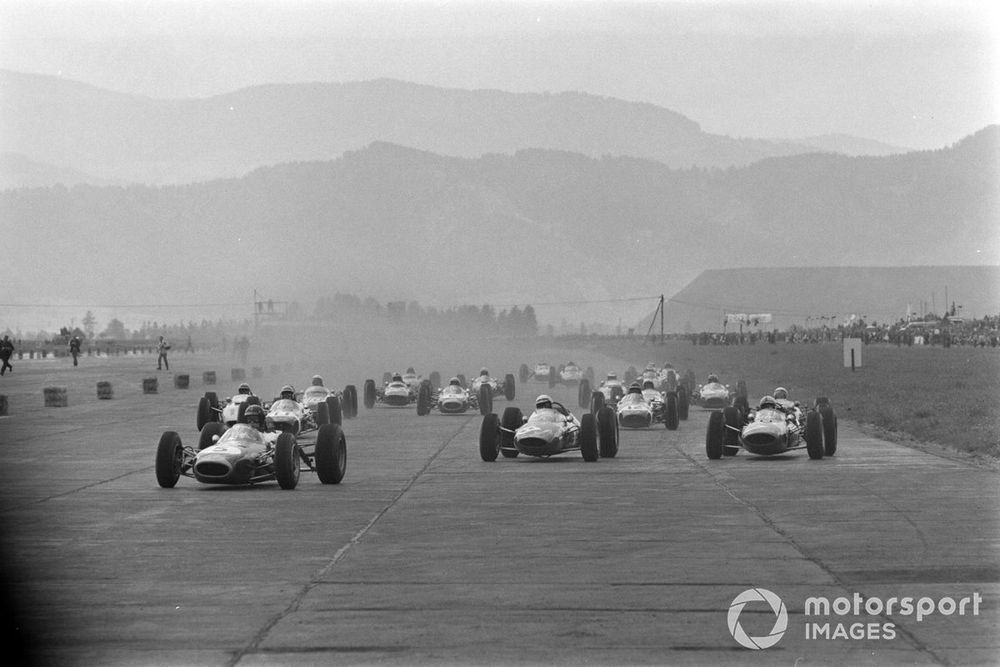 Dan Gurney, Brabham BT7 Climax, Lorenzo Bandini, Ferrari 156 Aero, John Surtees, Ferrari 158, Jochen Rindt, Brabham BT11 BRM, y el resto del grupo al inicio