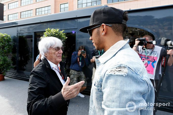 Bernie Ecclestone, CEO de FOM, y Lewis Hamilton, Mercedes AMG