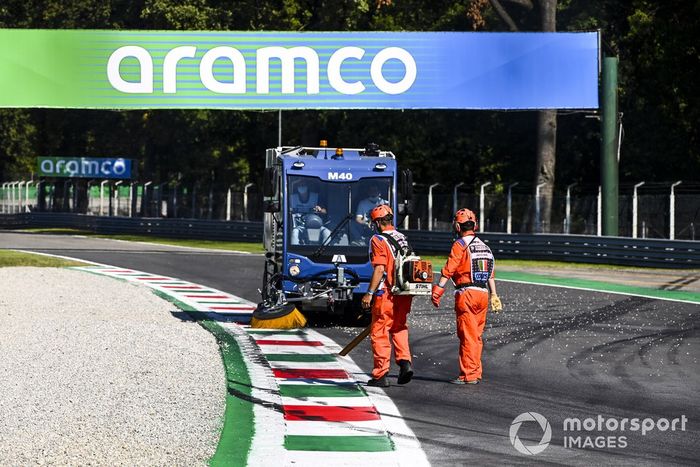 Los oficiales barren la grava del circuito