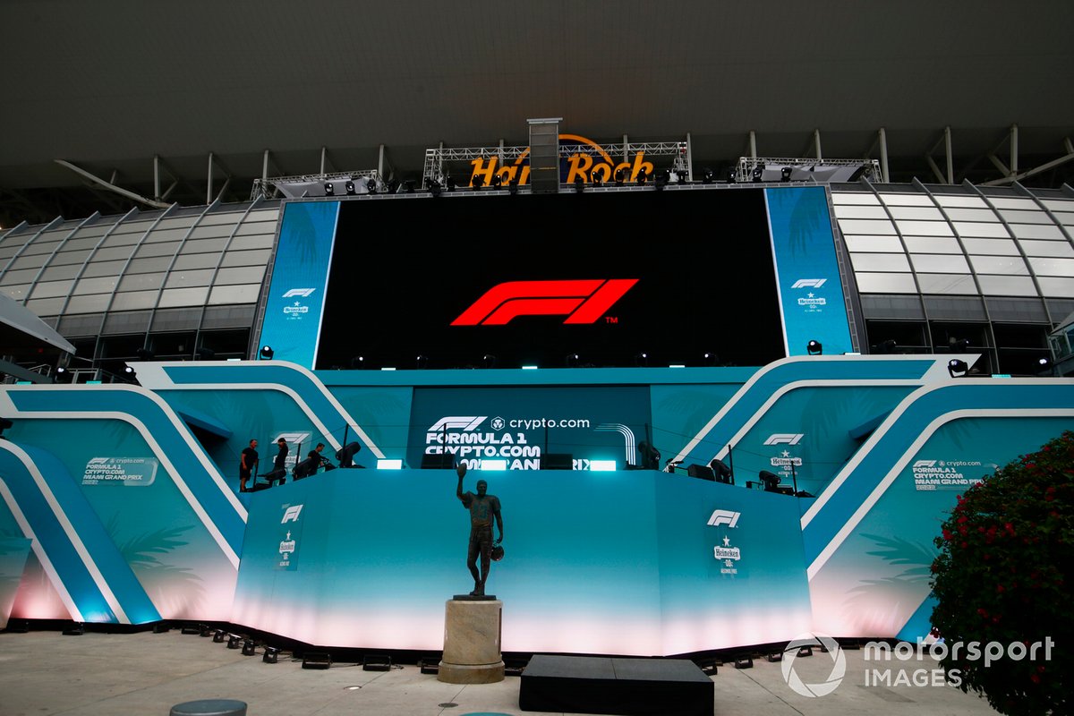 Allestimento di un palco fuori dall'Hard Rock Stadium