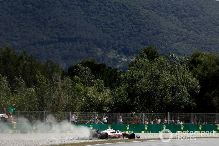 Kevin Magnussen, Haas VF-22, a la grava tras un contacto en la primera vuelta 