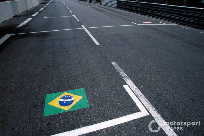 Las banderas de Brasil y Austria pintadas en la parrilla en memoria de Ayrton Senna y Roland Ratzenberger