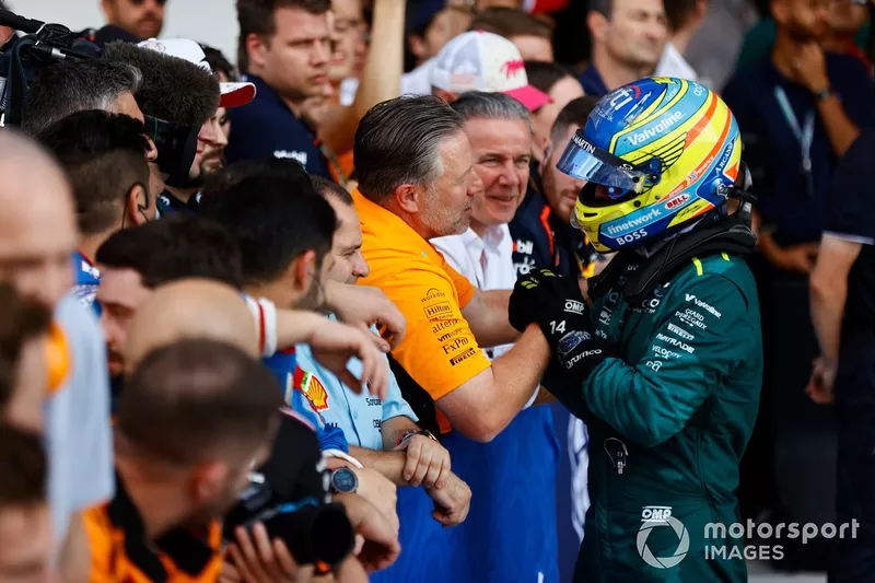 Fernando Alonso, Aston Martin F1 Team, félicite Zak Brown, CEO, McLaren Racing, l'équipe McLaren à son arrivée au Parc Ferme.