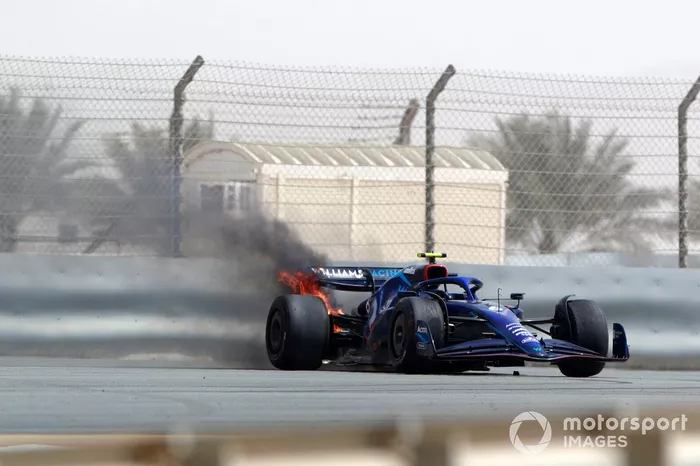 Nicholas Latifi, Williams FW44, para después de incendiar la parte trasera