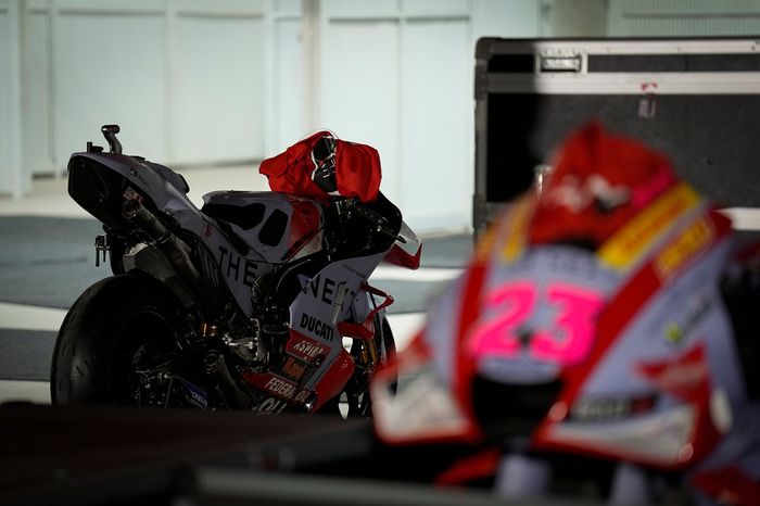 Llegada de carga de los equipos de MotoGP al circuito