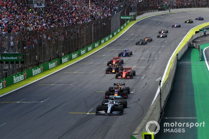 Lewis Hamilton, Mercedes AMG F1 W10,  Max Verstappen, Red Bull Racing RB15, Sebastian Vettel, Ferrari SF90, Alexander Albon, Red Bull RB15, Charles Leclerc, Ferrari SF90, y el resto cuando finaliza el primer período del Coche de Seguridad