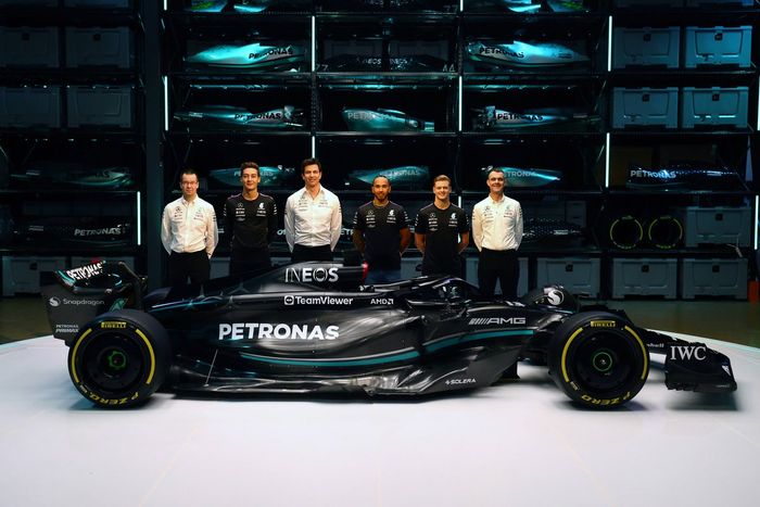 Lewis Hamilton, George Russell, Toto Wolff, Mercedes W14