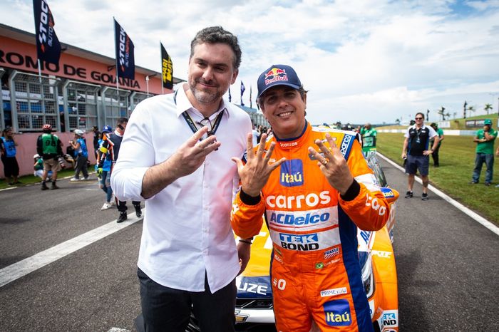 Fernando Julianelli, CEO da Vicar, e Cacá Bueno, que quebrou o recorde de número de corridas pela Stock Car em Goiânia