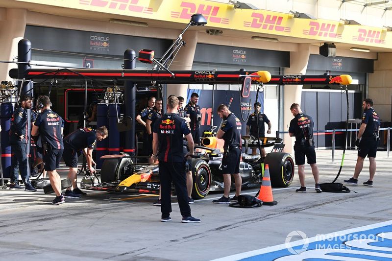 El equipo de Fórmula Uno Red Bull Racing completa una parada en boxes durante las pruebas