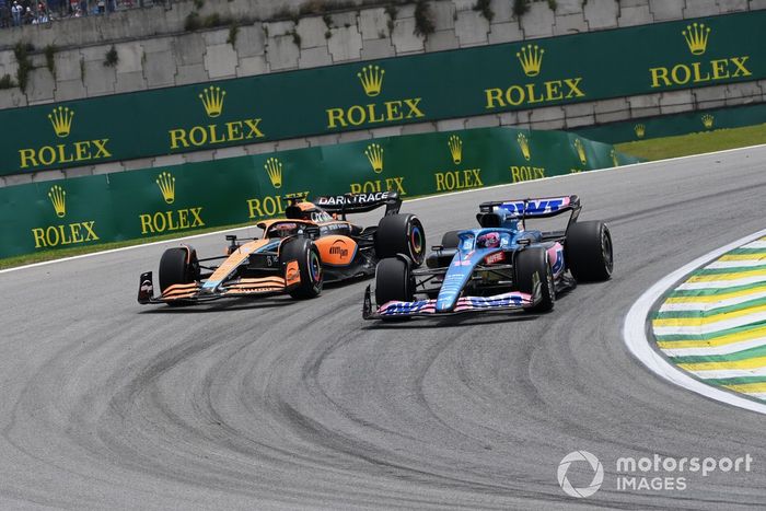 Fernando Alonso, Alpine A522, Daniel Ricciardo, McLaren MCL36