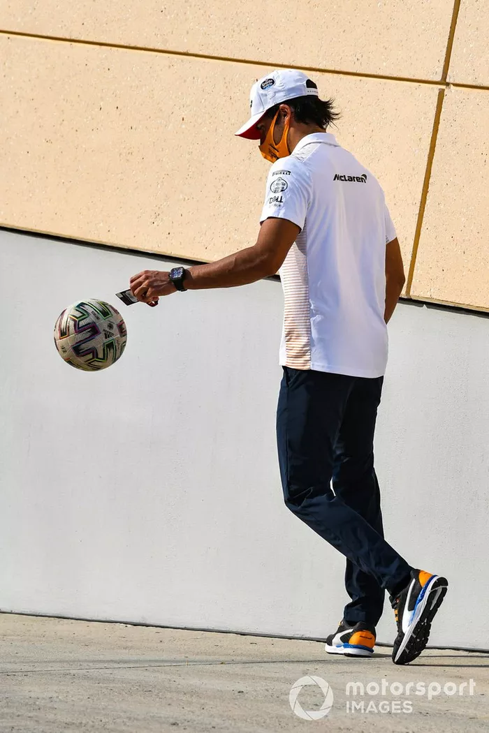 Carlos Sainz Jr., McLaren, con un balón de fútbol