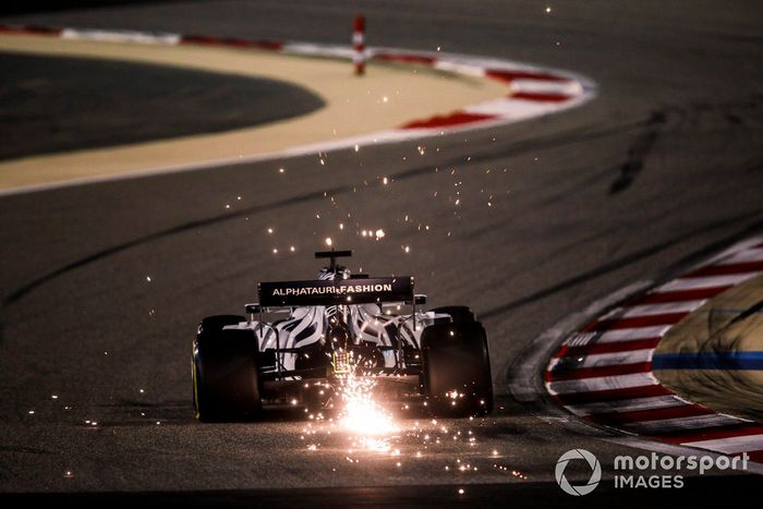 Daniil Kvyat, AlphaTauri AT01 sacando chispas