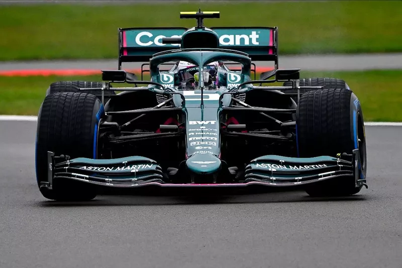 アストンマーチンF1、新車AMR21のシェイクダウンを雨のシルバーストン